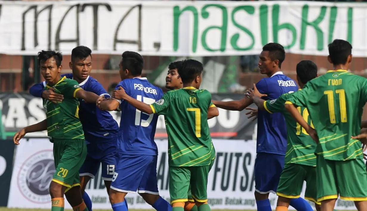 Keributan sempat terjadi antara pemain Persikabo dan PSB. (Bolacom/Arief Bagus)