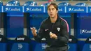 Pelatih Sevilla, Julen Lopetegui, memberikan arahan kepada pemainnya saat menghadapi Alaves pada laga lanjutan Liga Spanyol di Stadion Mendizorrotza, Rabu (20/1/2021) dini hari WIB. Sevilla menang 2-1 atas Alaves. (AFP/Ander Gillenea)