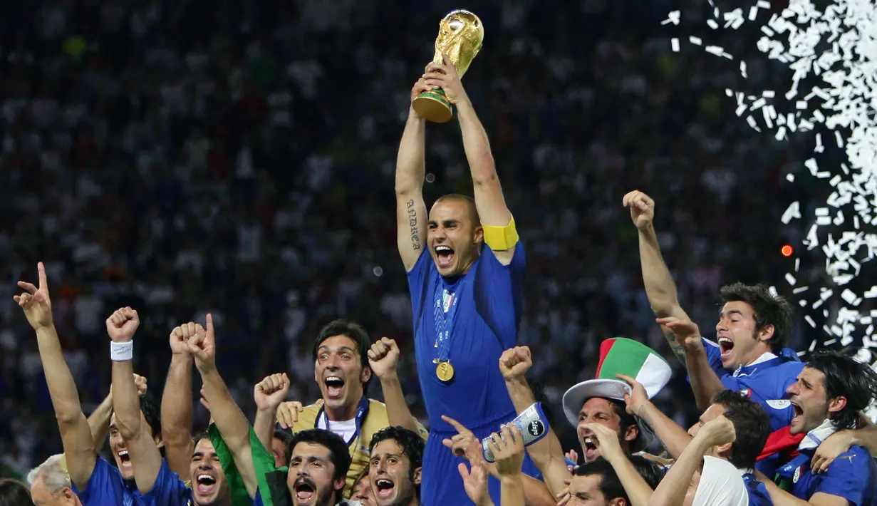 5. Fabio Cannavaro – Mantan kapten yang pernah membawa Timnas Italia menjuarai Piala dunia ini sempat menjadi anak gawang. Ia juga mengaku sering melihat legenda hidup Diego Maradona saat menimba ilmu di akademi Napoli. (AFP/Nicolas Asfouri)