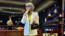 Menyempurnakan tampilannya, istri Reino Barack ini menenteng tas Hermes Kelly 20 Vert Fonce Sellier Alligator Mississipi Lisse GHW. Dalam situs The French Hunter, tas tersebut berharga sekitar Rp650 juta. (Instagram/princessyahrini).