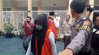 Salah satu terdakwa wanita dalam kasus video syur Vina Garut, tengah memasuki ruang sidang dalam sidang pembacaan tuntutan di Pengadilan Negeri Garut, Jawa Barat. (Liputan6.com/Jayadi Supriadin)