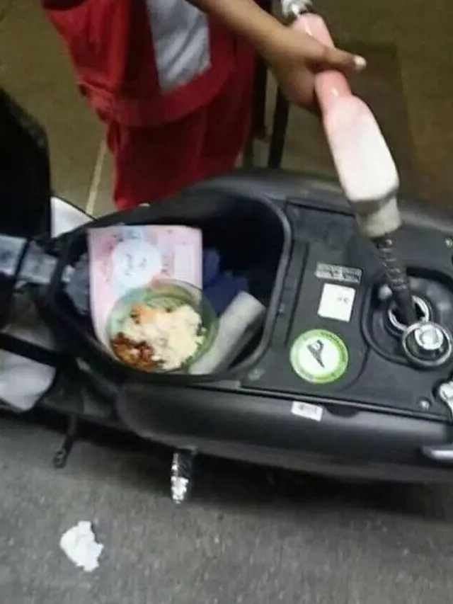 7 Potret Nyeleneh Isi Bagasi Motor Ini Bikin Heran, Ada yang Simpan Ayam