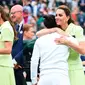 Potret saat Kate Middleton memberikan usapan pada bahu dan pelukan hangat untuk Ons Jabeur usai kalah di turnamen tenis terkemuka Wimbledon 2023. (Credit: Wimbledon)