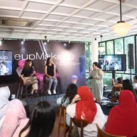 Acara MakeupMakeup bersama beauty vlogger Tasya Farasya dan Aurelie Moeremans. (Sumber foto: Daniel Kampua/Bintang.com)