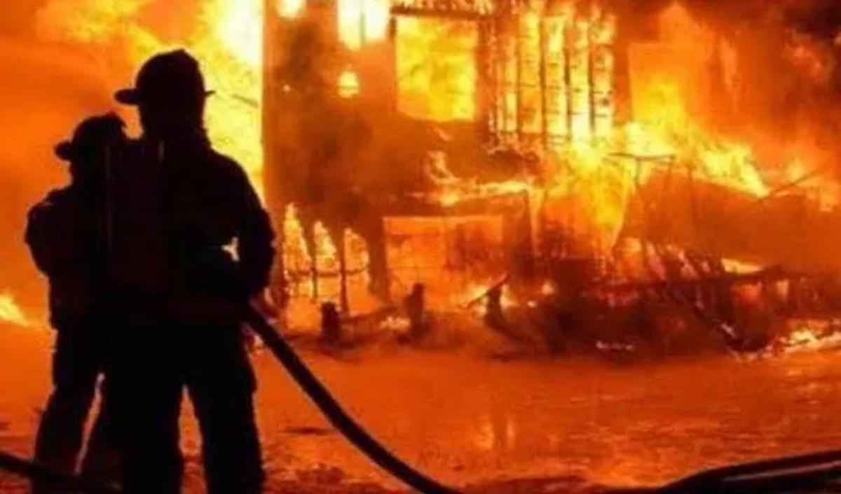 Untuk memadamkan api, Dinas DPKP Kota Depok mengerahkan 27 personel. Mereka diperkuat tujuh unit mobil pemadam kebakaran.&nbsp;