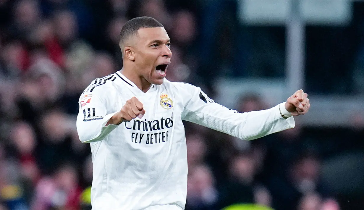 Pemain Real Madrid, Kylian Mbappe, melakukan selebrasi setelah mencetak gol ke gawang Atletico Madrid pada pekan ke-23 La Liga 2024/2025 di Stadion Santiago Bernabeu, Minggu (9/2/2025). (AP Photo/Manu Fernandez)
