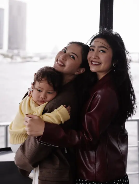 Keduanya tampil dengan wajah riasan wajah natural. Jessica tampak mengaplikasikan lipstik nude dan Febby dengan lipstik maroon. [@febbyrastanty]