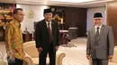 Ketua DPR Ade Komaruddin (tengah) saat menerima kunjungan Ketua MKD Surahman Hidayat (kanan) di ruangan Pimpinan DPR RI, Jakarta, Senin (2/1). Pertemuan membahas rencana menyusun Undang Undang Etika pada lembaga perwakilan. (Liputan6.com/Angga Yuniar)