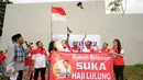 Relawan melepas burung merpati saat deklarasi Rumah Relawan Suka Haji Lulung di Jakarta, Rabu (30/3/2016). Deklarasi terkait majunya Abraham "Lulung" Lunggana sebagai bakal calon Gubernur DKI Jakarta pada Pilkada 2017. (Liputan6.com/Helmi Fithriansyah)