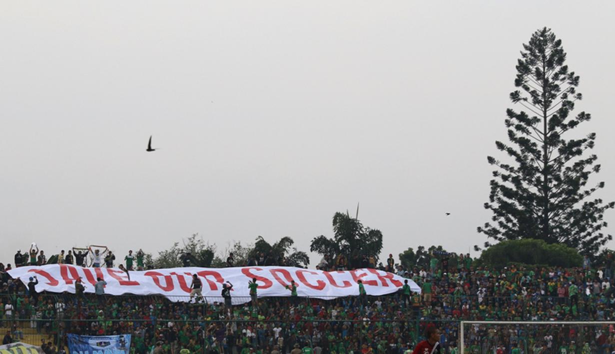 Suporter Persikabo membentangkan spanduk bertuliskan 'Save Our Soccer' (Bolacom/Arief Bagus)