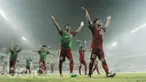 Pemain Timnas Indonesia U-16 menyapa suporter usai pertandingan melawan Singapura pada laga uji coba di Stadion Wibawa Mukti, Cikarang, Kamis, (8/6/2017). Indonesia menang 4-0. (Bola.com/M Iqbal Ichsan)