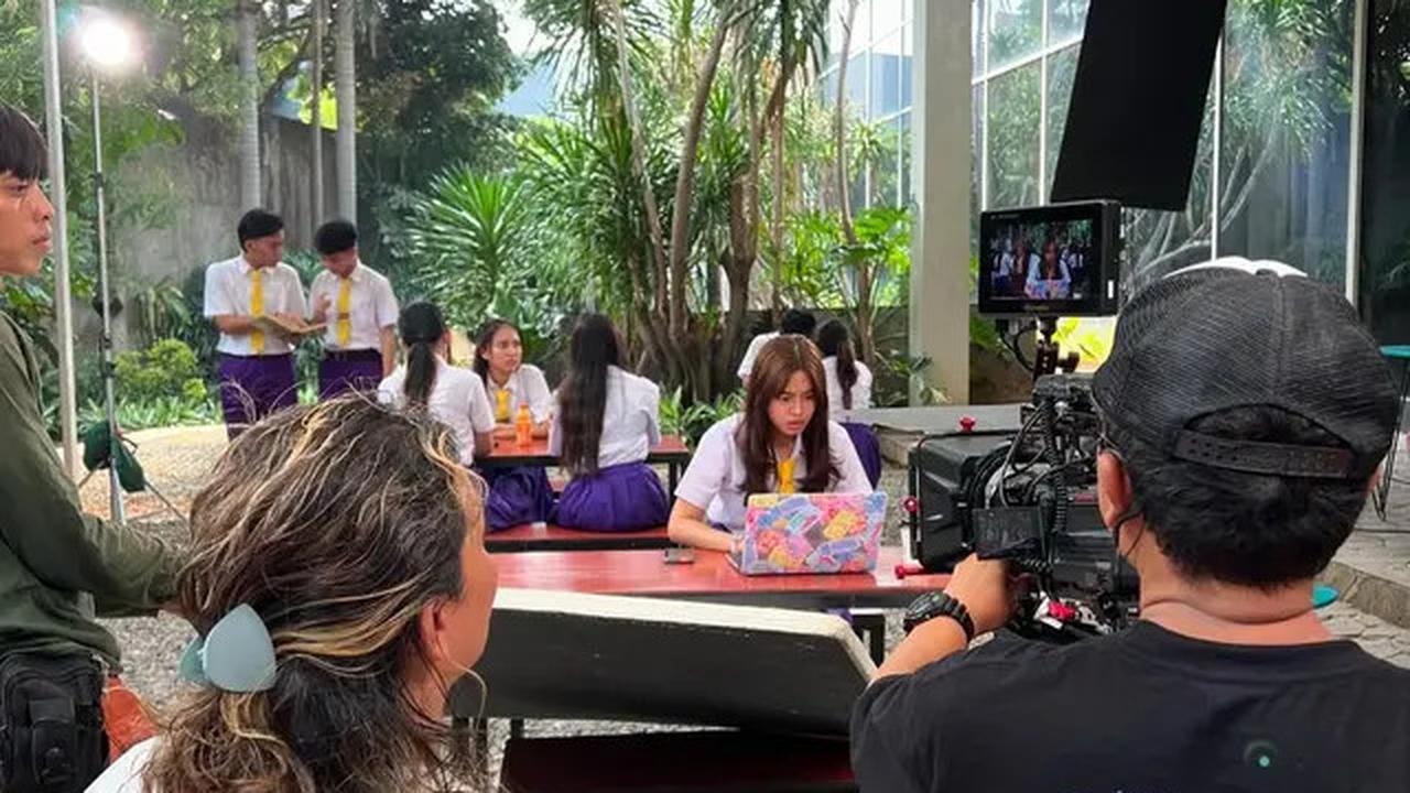 6 Potret Aqeela Calista di Lokasi Syuting Sinetron Asmara Gen Z, Penampilan Lebih Fresh
