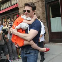 Tom Cruise dan Suri Cruise (17/7/2012) (AFP/Bintang.com)