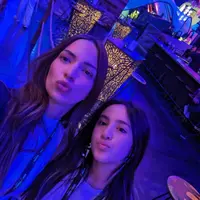 Di potret selfie ini, Nia dan Mikhayla tampak seperti kembaran dengan visual yang sama-sama cantiknya. [Foto: Instagram/ramadhaniabakrie]