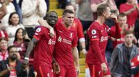 Liverpool memuncaki klasemen sementara Liga Inggris 2021/2022 dengan koleksi 13 poin usai kemenangan 3-0 atas tamunya Crystal palace, Sabtu (18/9/2021). Ketiga gol oleh Sadio Mane, Mohamed Salah dan Naby Keita semuanya dicetak melalui proses sepak pojok. (AP/Jon Super)