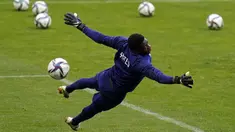Kiper Amerika Serikat Zack Steffen mengincar bola saat sesi latihan jelang melawan Meksiko pada pertandingan kualifikasi Piala Dunia 2022 di Stadion Azteca, Mexico City, Meksiko, 23 Maret 2022. (AP Photo/Eduardo Verdugo)