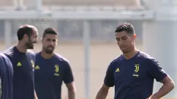Penyerang Juventus Cristiano Ronaldo mengontrol boal selama sesi latihan di Turin, Italia (18/9). Juventus akanb bertanding melawan wakil Spanyol, Valencia pada grup H Liga Champions di Estadio Mestalla. (AFP Photo/Marco Bertorello)