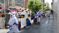 Jemaah haji khusus mulai meninggalkan hotel bintang 5 di kawasan Masjid Nabawi, Madinah. Mereka akan didorong ke Makkah untuk melaksanakan ibadah umrah dan haji. (FOTO: MCH PPIH ARAB SAUDI 2023)