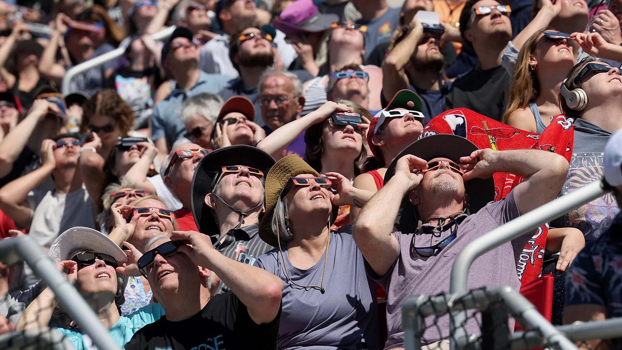 Menikmati Fenomena Gerhana Matahari Total