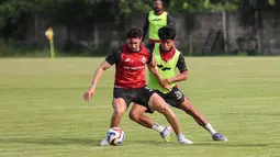 Gustavo Franca (kiri) mencoba melewati rekan satu timnya pada saat sesi latihan Persija Jakarta yang bertempat di Persija Training Ground, Bojongsari, Rabu (5/11/2025).