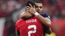 <p>Pemain Prancis,&nbsp;Kylian Mbappe memeluk pemain Maroko, Achraf Hakimi setelah laga semifinal Piala Dunia 2022 yang berlangsung di Al Bayt Stadium, Qatar, Rabu (14/12/2022) waktu setempat. (AP Photo/Manu Fernandez)</p>