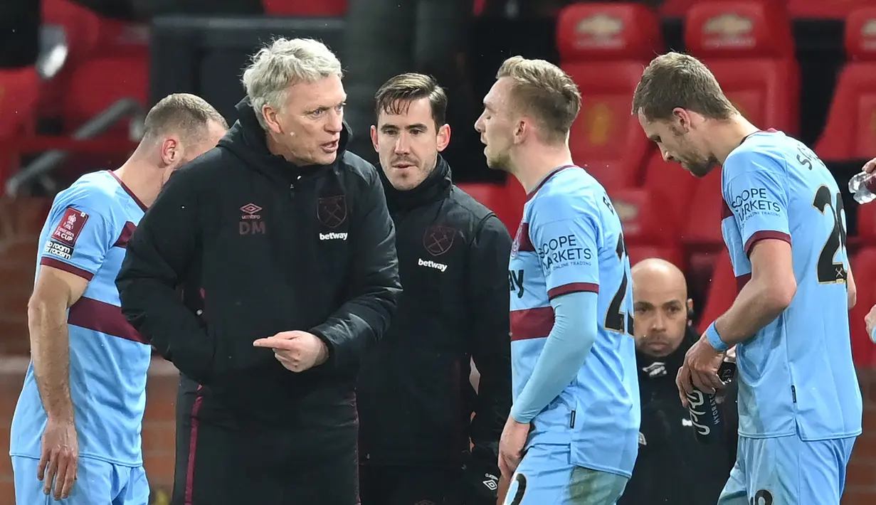 Manajer tim West Ham United, David Moyes memberi instruki kepada pemainnya menjelang dimulainya babak extra time dalam laga babak kelima Piala FA 2020/21 melawan Manchester United di Old Trafford Stadium, Selasa (9/2/2021). West Ham kalah 0-1 (0-0) dari Manchester United. (AFP/Michael Regan/Pool)