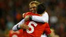 Pelatih Liverpool, Jurgen Klopp memeluk bek Dejan Lovren usai pertandingan melawan Villarreal di leg kedua liga Europa di Stadion Anfield, Inggris (6/5). Liverpool menang atas Villarreal dengan skor 3-0.(Reuters / Lee Smith)