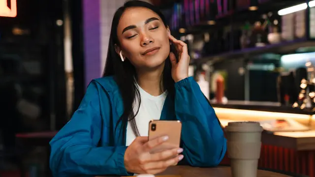 perempuan dan menenangkan diri