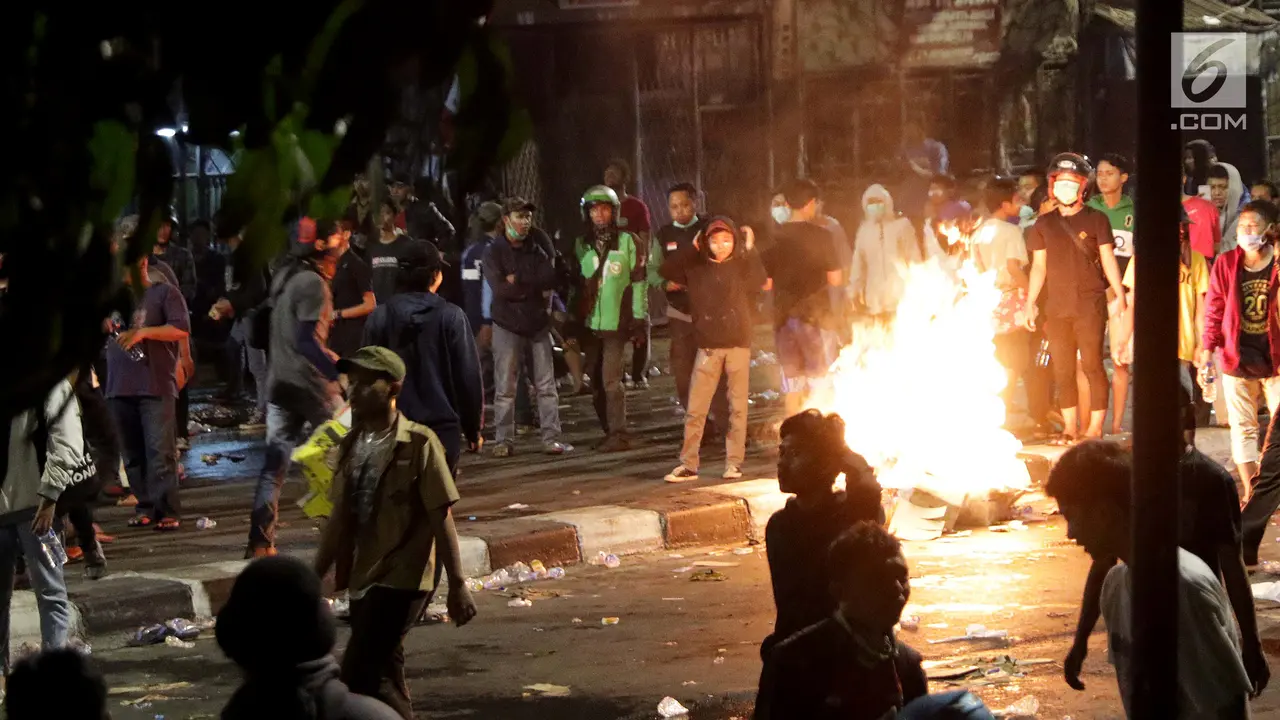 Demo Pelajar Ricuh, Massa Berkumpul di Pejompongan