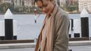 Penampilan yang tak kalah menarik untuk disimak. Amanda Rawles menampilkan outfit liburannya ke Australia dalam nuansa serba cokelat yang netral, mulai dari coat hingga syal yang disampirkan di lehernya. Foto: Instagram.