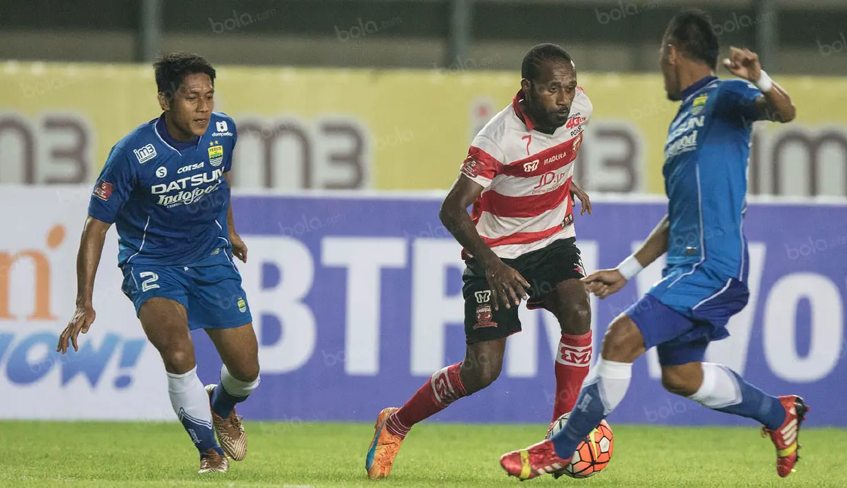 Gelandang Madura United, Engelberd Sani, berusaha melewati pemain Persib, Tony Sucipto, pada laga Torabika Soccer Championship 2016 di Stadion Si Jalak Harupat, Sabtu (28/5/2016). Kedua tim bermain imbang 0-0. (Bola.com/Vitalis Yogi Trisna)