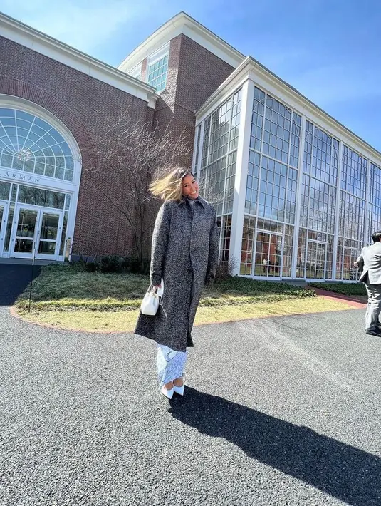 Musikus dan Aktris ini juga sempat mengabadikan posenya di depan kampus Harvard Business School. (Instagram/titiradjopadmaja).