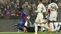 Pemain Crystal Palace, Tyrick Mitchell, mencetak gol ke gawang Manchester United pada laga pekan ke-36 Premier League 2023/2024 yang digelar di Selhurst Park, Selasa (7/5/2024). (AP Photo/Ian Walton)