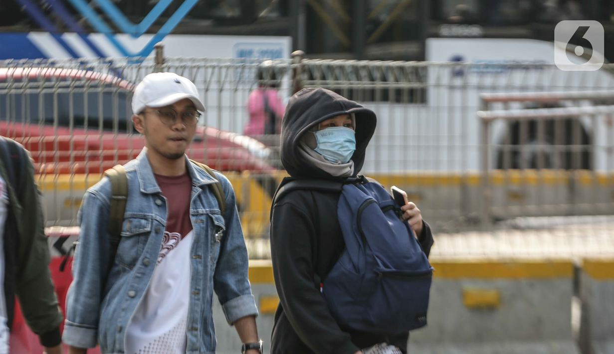 Tujuan WFH dan hybrid working juga diharapkan dapat mengurangi polusi udara. Hal ini berkaitan dengan berkurangnya penggunaan kendaraan pribadi para pekerja ke kantor. (Liputan6.com/Faizal Fanani)