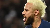 Pemain Paris Saint-Germain Neymar melakukan selebrasi usai mencetak gol ke gawang AS Monaco pada pertandingan L1 Prancis di Stadion Parc des Princes, Paris, Prancis, 12 Januari 2020. (Photo by Anne-Christine POUJOULAT/AFP)