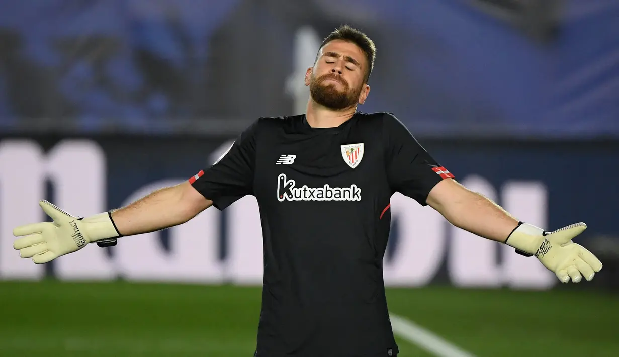 Unai Simon. Kiper Athletic Bilbao berusia 23 tahun ini tampil dalam 37 laga di musim ini dan mampu membawa timnya finish di posisi ke-6. Ia berpeluang menjadi kiper utama Spanyol dalam gelaran Piala Eropa 2020 nanti menyisihkan David De Gea. (AFP/Oscar Del Pozo)