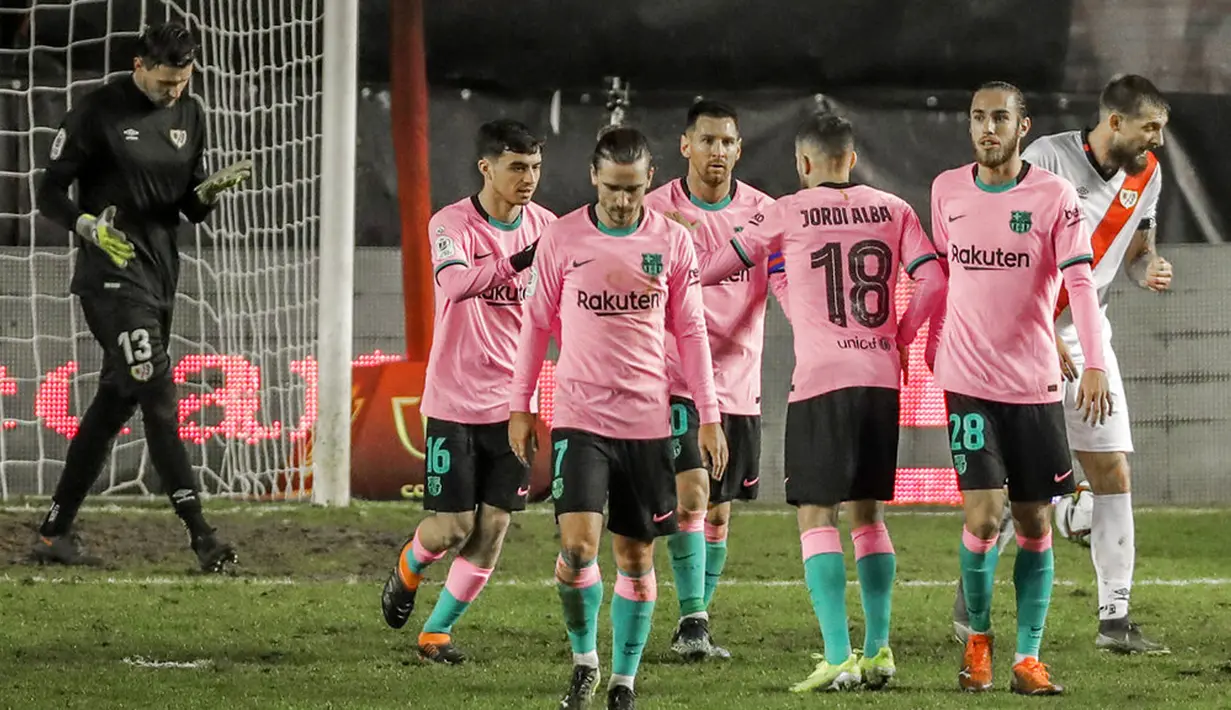 Para pemain Barcelona merayakan gol pertama mereka ke gawang Rayo Vallecano pada pertandingan 16 besar Copa del Rey di Stadion Vallecas, Madrid, Spanyol, Rabu (27/1/2021). Barcelona melaju ke perempat final Copa del Rey usai mengalahkan Rayo Vallecano 2-1. (AP Photo/Manu Fernandez)