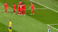 Para pemain Inggris merayakan gol yang dicetak Dele Alli ke gawang Swedia pada laga perempat final Piala Dunia 2018. (Alexander NEMENOV / AFP)