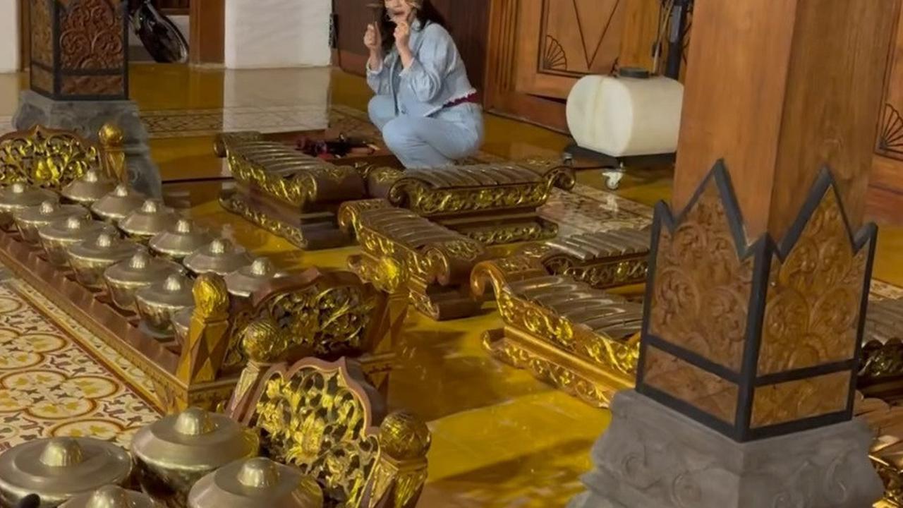 Setelah itu, Happy Asmara mengambil alat pemukul gamelan dari tempat khusus.&nbsp;