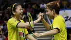 Pasangan Jaya Raya, Greysia Polii/Apriyani Rahayu, merayakan kemenangan atas wakil Mutiara Cardinal, Dea Giovani/Yulfira Barkah, pada Kejurnas PBSI di Britama Arena, Sabtu (22/12). Jaya Raya menjadi juara Kejurnas PBSI 2018. (Bola.com/M Iqbal Ichsan)