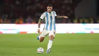 Pemain Timnas Argentina,&nbsp;Leandro Paredes&nbsp;menendang bola dalam pertandingan FIFA Matchday 2023 melawan Timnas Indonesia di Stadion Utama Gelora Bung Karno, Jakarta, Senin (19/6/2023). (Bola.com/Bagaskara Lazuardi)