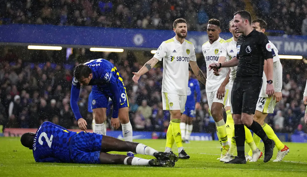 Pemain Chelsea Antonio Rudiger terbaring di tanah saat melawan Leeds United pada pertandingan sepak bola Liga Inggris di Stadion Stamford Bridge, London, Inggris, 11 Desember 2021. Chelsea menang 3-2. (AP Photo/Matt Dunham)