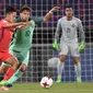 Wonderkid Barcelona, Lee Seung-Woo (kiri), saat membela Korea Selatan di Piala Dunia U-20. Lee diminati Borussia Dortmund. (AFP/Kim Doo-ho)