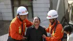 Petugas penyelamat membantu seorang wanita yang menangis di zona gempa di Longtoushan, provinsi Yunan, Tiongkok, (6/8/2014). (REUTERS/Stringer)