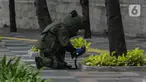 Anggota Gegana memeriksa sebuah tas mencurigakan yang ditaruh di depan Hotel Kempinski, Bundaran HI, Jakarta, Kamis (16/4/2020). Tas mencurigakan tersebut ditinggalkan oleh seorang pria tak dikenal. (Liputan6.com/Faizal Fanani)