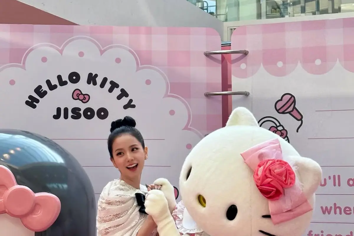Tampil Serba Pita dari Rambut sampai Dress, Visual Jisoo BLACKPINK di Hello Kitty Pop Up Store Dipuji Bak Seorang Putri