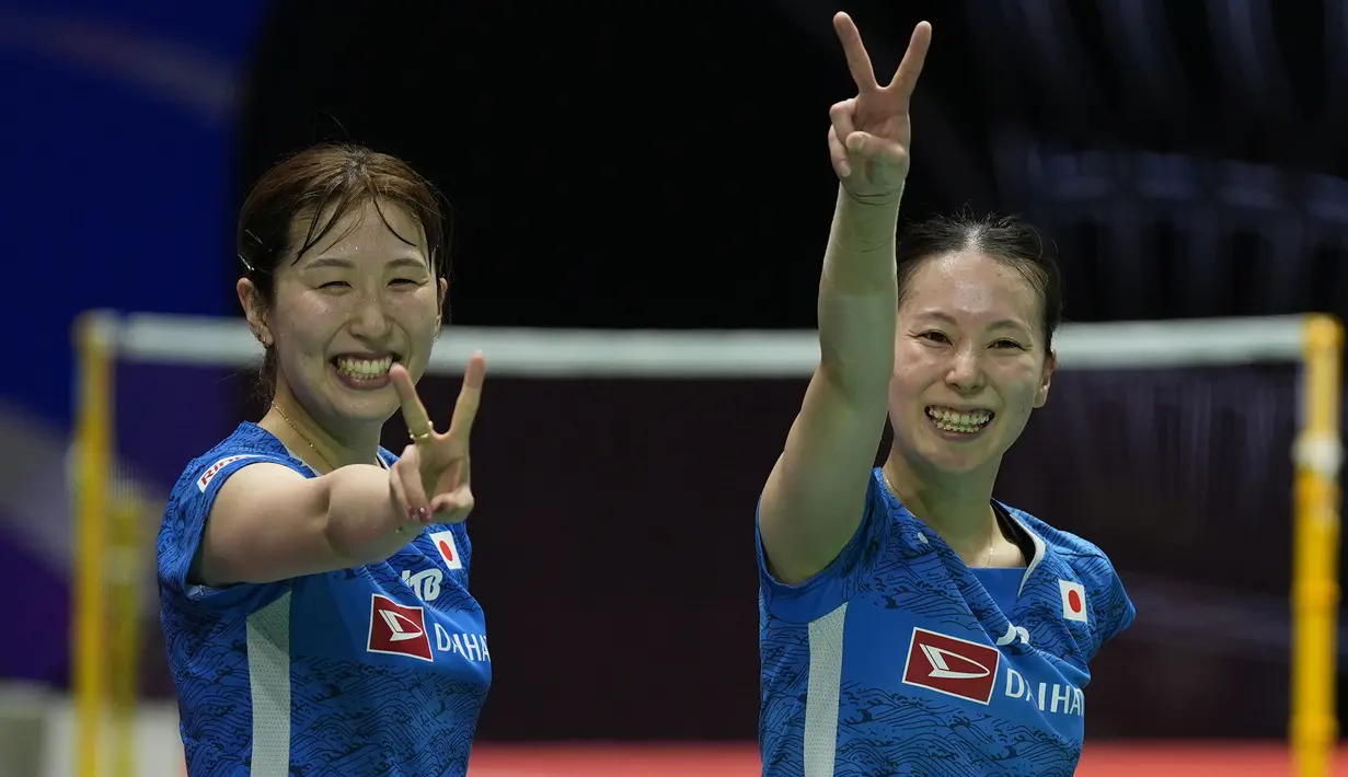 Selebrasi kemenangan ganda putri Jepang, Rena Miyaura/Ayako Sakuramoto setelah mengalahkan wakil Indonesia, Meilysa Trias Puspitasari/Rachel Allessya Rose pada partai keempat laga pamungkas Grup C Piala Uber 2024 di Hi-Tech Zone Sports Centre Gymnasium, Chengdu, China, Rabu (1/5/2024). Rena Miyaura/Ayako Sakuramoto menang dua gim langsung (21-9, 21-15). (AP Photo/Ng Han Guan)
