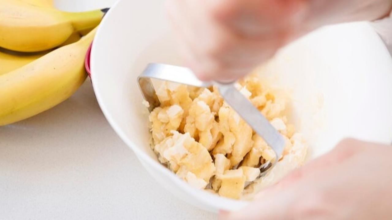 Untuk kulit kering, campurkan pisang dengan minyak zaitun dan alpukat. Sedangkan untuk kulit berminyak, tambahkan madu dan perasan air lemon pada masker pisang.