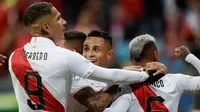 Pemain Peru merayakan gol Yoshimar Yotun ke gawang Chile pada semifinal Copa America 2019 di Arena do Gremio, Porto Alegre, Kamis (4/7/2019) pagi WIB. (AFP/Juan Mabromata)