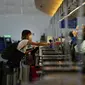 Seorang perempuan melakukan check in di Bandara Internasional Los Angeles di Los Angeles, California, 23 November 2020. Sekitar 1 juta orang Amerika memadati bandara dan pesawat menjelang libur Thanksgiving pekan ini bahkan saat kematian akibat COVID-19 melonjak. (AP Photo/Jae C. Hong)